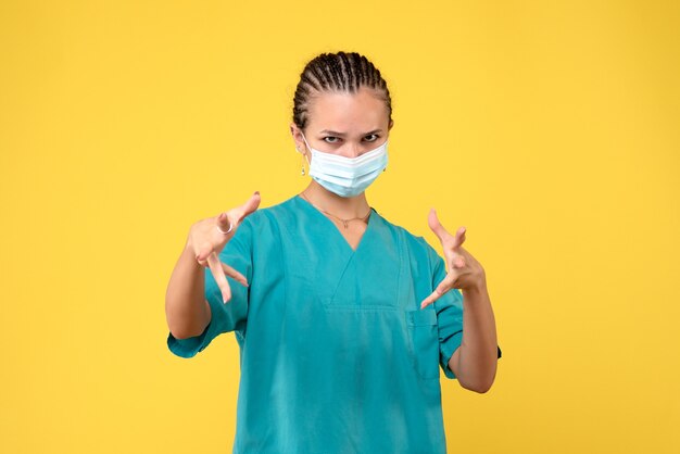 Vue de face femme médecin en chemise médicale et masque, couleur pandémique du virus de l'hôpital infirmière de la santé covid-19