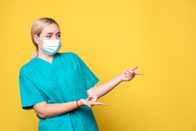 Vue de face femme médecin en chemise médicale et masque, infirmière de l'hôpital médecin pandémique de santé covid-19