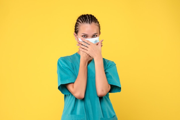 Vue de face femme médecin en chemise médicale et masque, infirmière pandémie de la santé du virus de l'hôpital covid-19