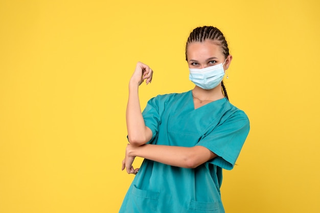 Vue de face femme médecin en chemise médicale et masque, infirmière pandémie de santé hospitalière covid-