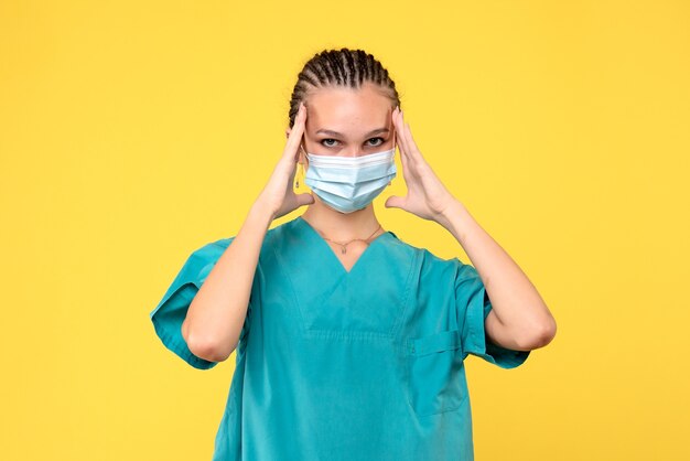Vue de face femme médecin en chemise médicale et masque, infirmière de la santé virus pandémie covid-19 medic