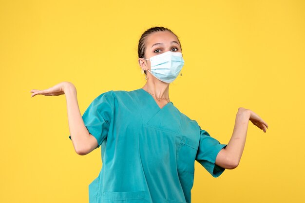 Vue de face femme médecin en chemise médicale et masque, infirmière de santé virus pandémie hospital covid-