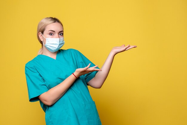 Vue de face femme médecin en chemise médicale et masque stérile, infirmière infirmière hospitalière santé pandémique covid