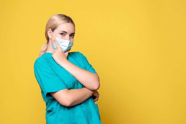 Vue de face femme médecin en chemise médicale et masque stérile, infirmière infirmière santé covid