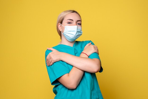 Vue de face femme médecin en chemise médicale et masque stérile, infirmière en santé pandémique de l'hôpital covid