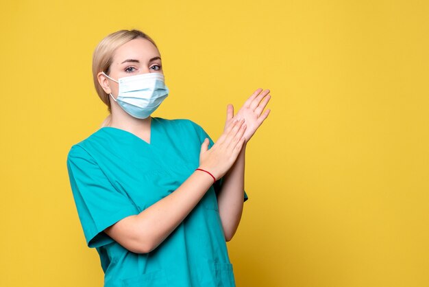 Vue de face femme médecin en chemise médicale et masque stérile, médecin pandémique de la santé hospitalière covid-19