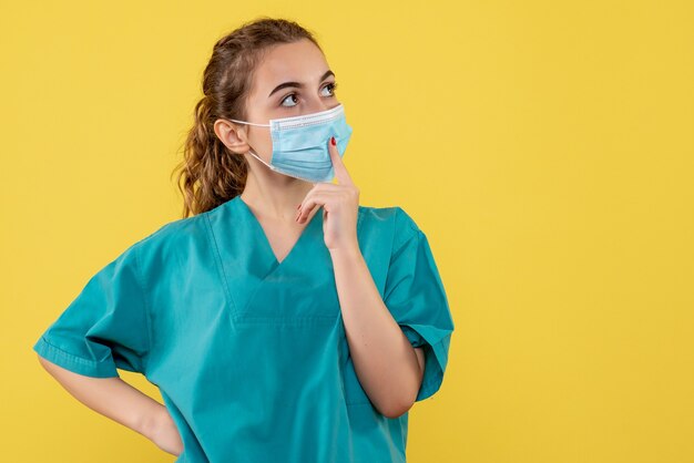 Vue de face femme médecin en chemise médicale et masque, virus pandémique uniforme couleur santé covid-