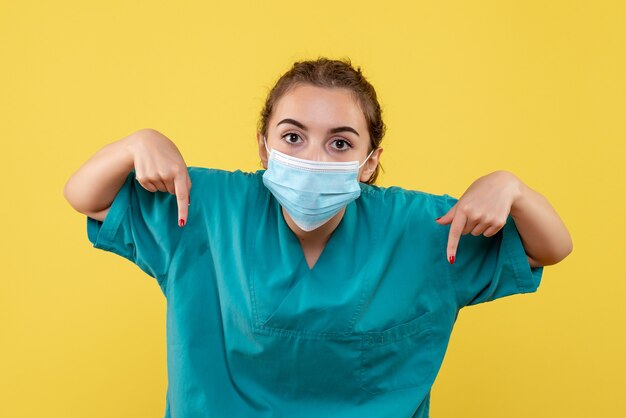 Vue de face femme médecin en chemise médicale et masque, virus uniforme de la santé de la pandémie de coronavirus covid-19