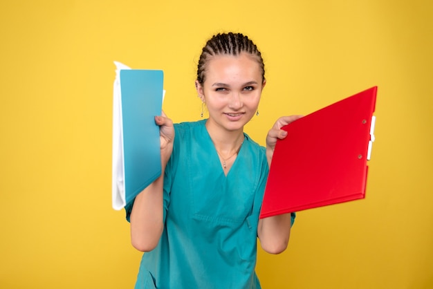 Vue de face femme médecin en chemise médicale avec notes, infirmière de santé couleur covid-19 émotion medic