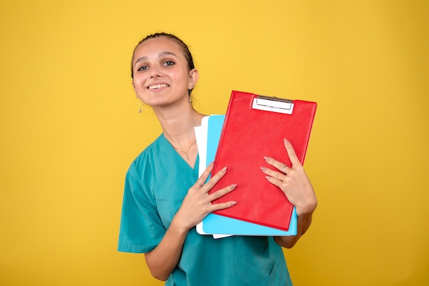 Photo gratuite vue de face femme médecin en chemise médicale avec notes, santé couleur hôpital covid-19 émotion medic