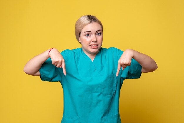 Vue de face, femme médecin en chemise médicale, pandémie infirmière Medic Emotion Covid-19