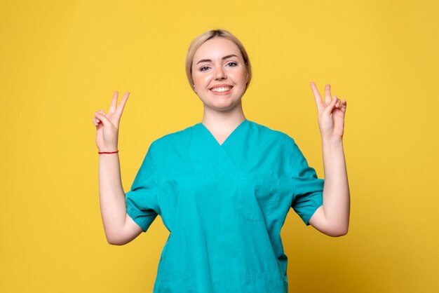 Vue de face femme médecin en chemise médicale, pandémie infirmière medic émotion covid-19