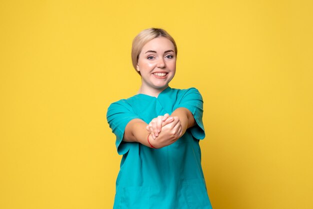 Vue de face femme médecin en chemise médicale, pandémie infirmière médicale émotion covid-19