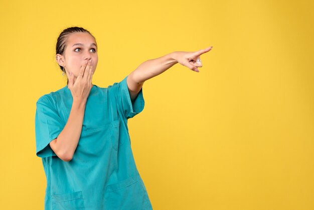 Vue de face femme médecin en chemise médicale pointant, médecin santé émotion hôpital infirmière couleur covid