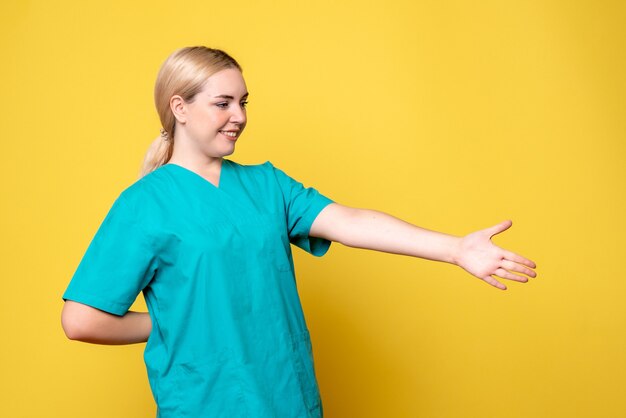Vue de face femme médecin en chemise médicale salutation, infirmière médicale hôpital covid-19 émotion pandémique