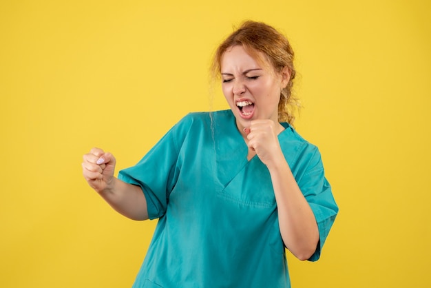 Vue de face femme médecin en chemise médicale se réjouissant, infirmière infirmière covid infirmière santé