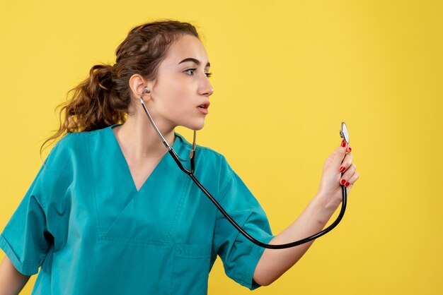 Vue de face femme médecin en chemise médicale, virus couleur émotion covid-19 santé