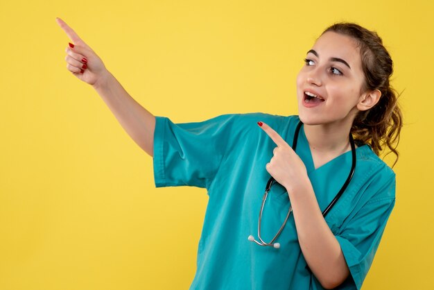 Vue de face femme médecin en chemise médicale, virus de couleur uniforme d'émotion covid-19