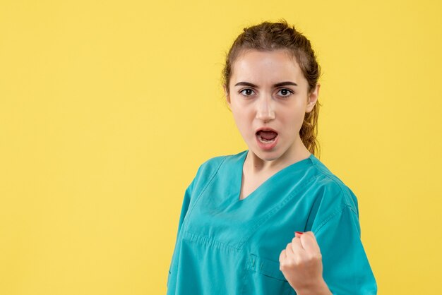 Vue de face femme médecin en chemise médicale, virus de l'hôpital de santé d'émotion uniforme