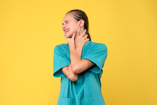 Vue de face femme médecin en chemise médicale, virus santé émotions hôpital infirmière couleur covid