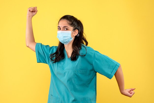 Vue de face femme médecin en cours d'exécution