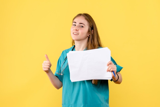 Vue de face d'une femme médecin avec documentation