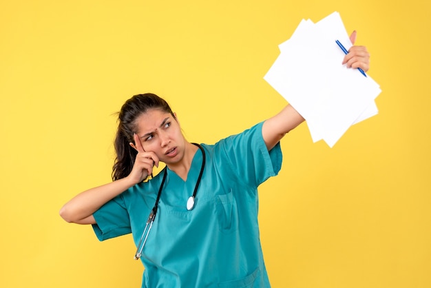 Photo gratuite vue de face femme médecin avec documents