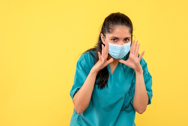 Vue de face femme médecin avec masque appelant quelqu'un