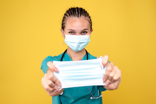 Vue de face femme médecin en masque et en tenant un autre, virus de la pandémie de l'hôpital de l'hôpital covid-19 infirmière medic