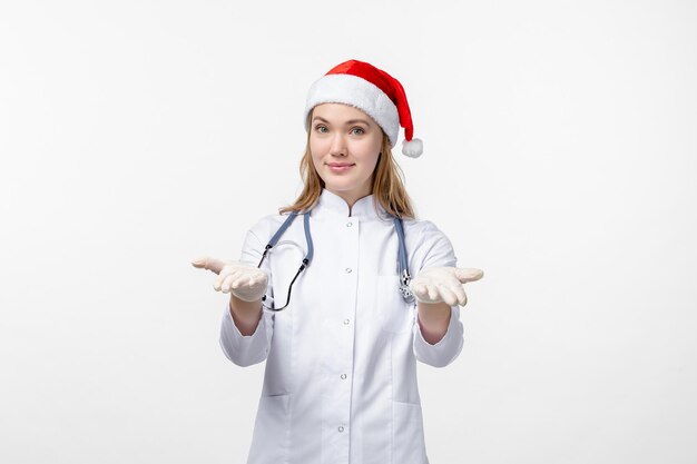 Vue de face d'une femme médecin sur le mur blanc