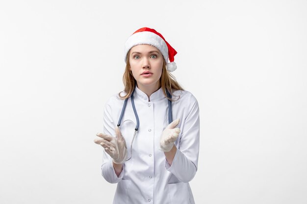 Vue de face d'une femme médecin sur un mur blanc