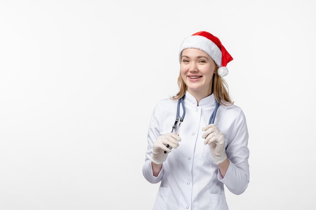 Vue de face d'une femme médecin sur un mur blanc