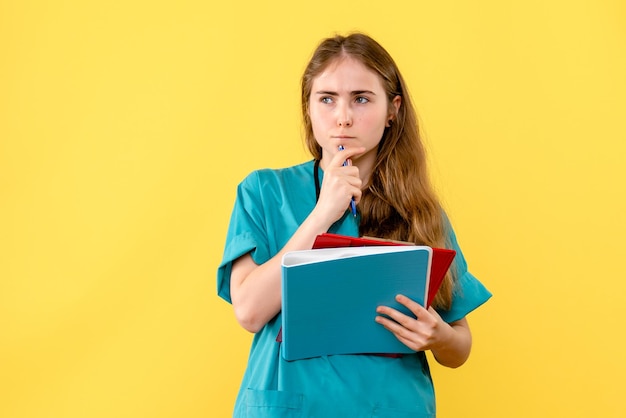 Vue de face d'une femme médecin avec des notes médicales