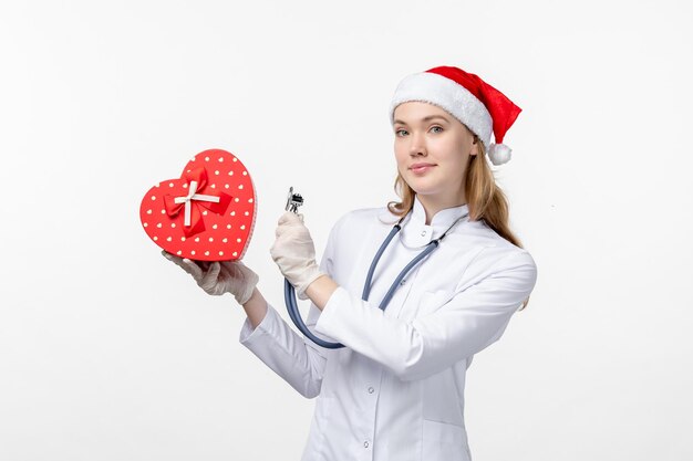 Vue de face d'une femme médecin observant des vacances présentes sur un mur blanc