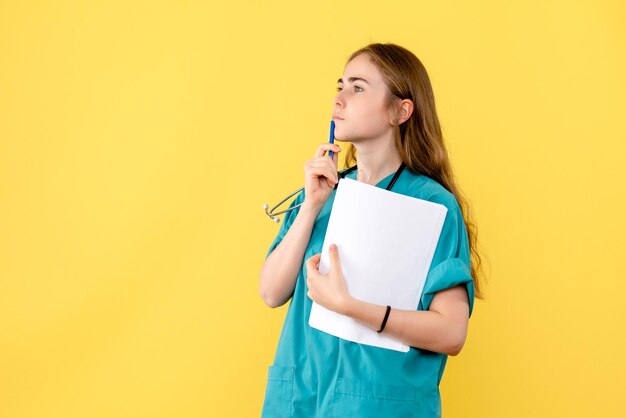 Vue de face d'une femme médecin avec des papiers médicaux