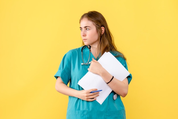 Vue de face d'une femme médecin avec des papiers