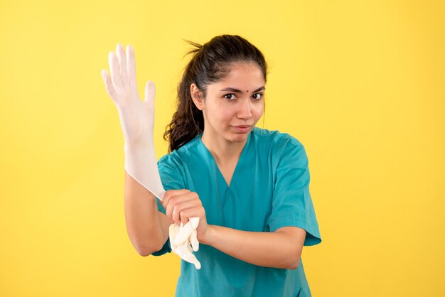 Vue de face femme médecin portant des gants en latex