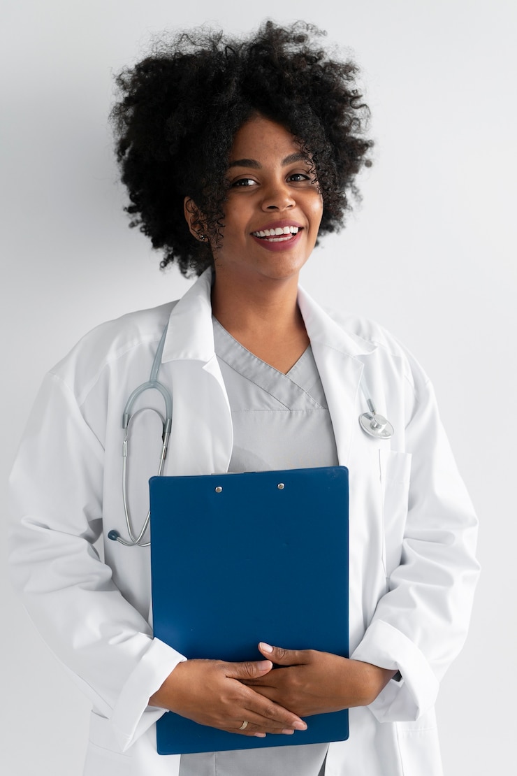 Photo gratuit vue de face femme médecin portant un manteau blanc