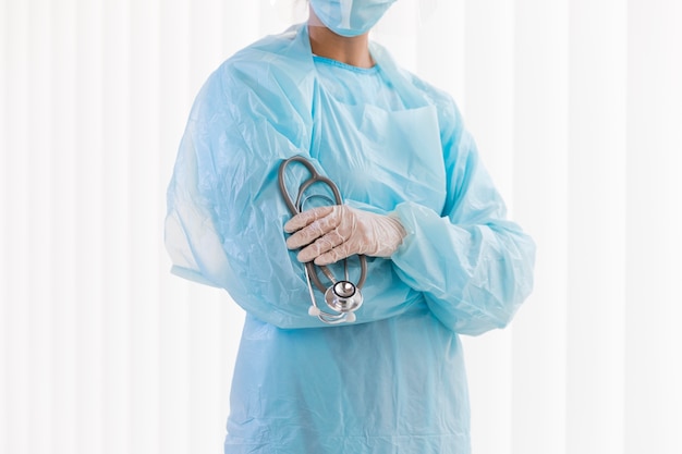 Vue de face femme médecin portant des vêtements de protection