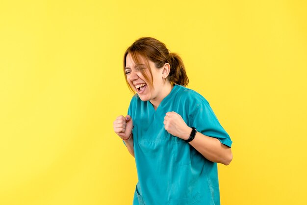 Vue de face femme médecin se réjouissant de l'espace jaune