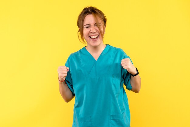 Vue de face femme médecin se réjouissant de l'espace jaune