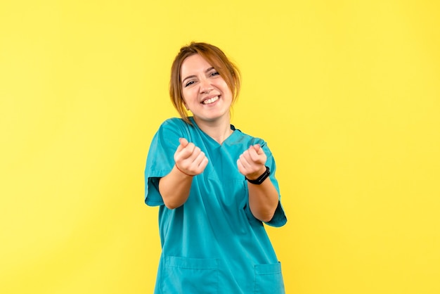 Vue de face femme médecin se réjouissant de l'espace jaune