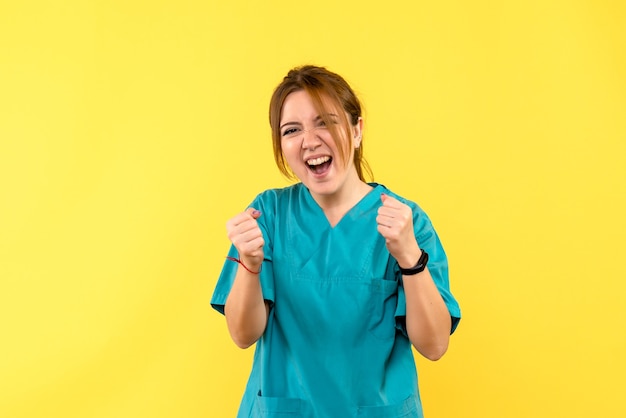 Vue de face femme médecin se réjouissant de l'espace jaune