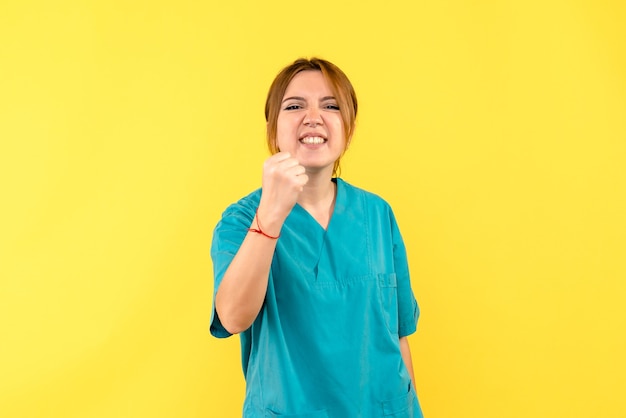 Vue de face femme médecin se réjouissant de l'espace jaune