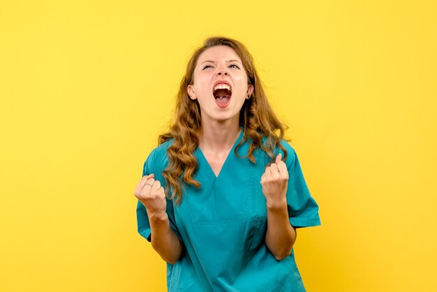 Vue de face femme médecin se réjouissant de l'espace jaune