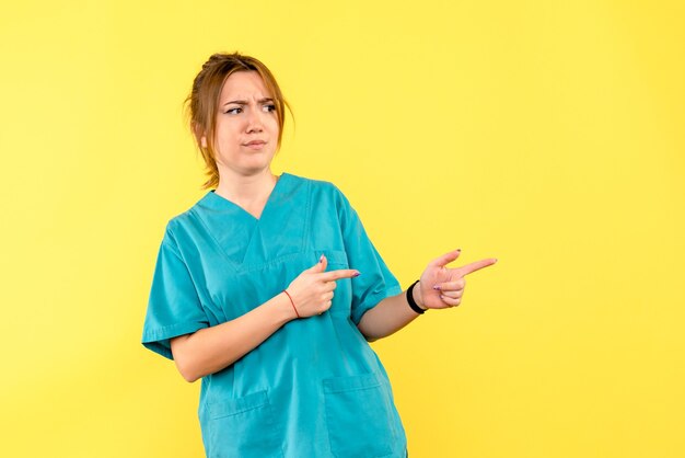 Vue de face femme médecin soulignant l'espace jaune