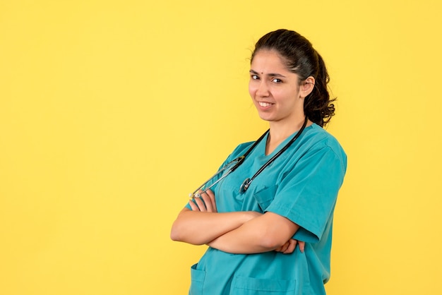 Vue De Face Femme Médecin Avec Stéthoscope Croisant Ses Mains Debout