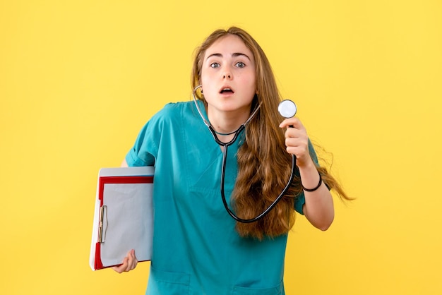 Vue de face d'une femme médecin avec stéthoscope