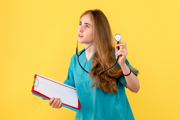 Vue de face d'une femme médecin avec stéthoscope