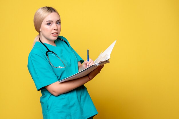 Vue de face femme médecin tenant l'analyse, infirmière ambulance hospitalière médicale médicale pandémique Covid-19